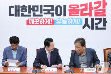 CU 가맹주들과 대화하는 장동혁 대표