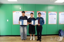 공부하다 생명 구했다…동해경찰서, 북평고 학생 2명에 표창
