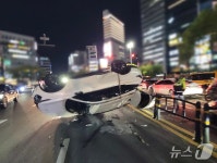 부산 연산교차로서 승용차끼리 충돌해 1대 전복…2명 경상