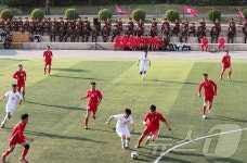 北 인민혁명군 창건일 맞아 축구경기…해군·공군 맞대결