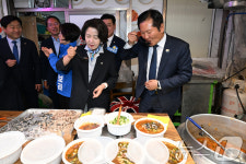 안성 중앙시장 방문해 국밥 먹는 정청래 대표와 추미애 후보