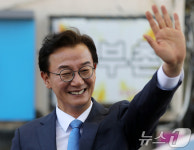 구포시장 상인들에게 손 흔드는 전재수 부산시장 후보