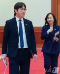 대통령 접견 일정 참석하는 하정우 수석과 전은수 대변인