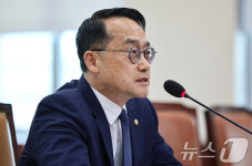 의원 질의에 답하는 허철훈 사무총장