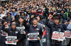 BGF리테일 본사 앞에서 구호 외치는 민주노총