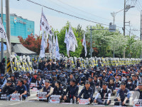 CU 진주물류센터 앞 대규모 집회 갖는 민주노총