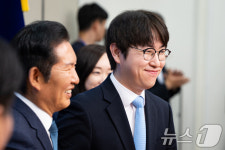 미소 짓는 하정우 전 청와대 AI미래기획수석