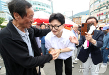 부산 구포시장 찾은 한동훈 전 대표