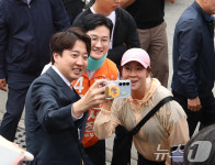 부산 시민과 셀카 찍는 이준석 대표와 정이한 부산시장 후보