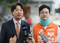 부산 구포시장 찾은 이준석 대표와 정이한 부산시장 후보