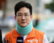 취재진 질문 답하는 정이한 개혁신당 부산시장 후보