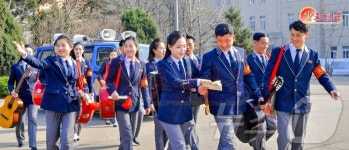 北 예술선동대원 들끓는 생산현장으로