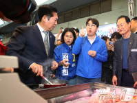 부산 북구 구포시장 상인과 만나는 정청래·하정우