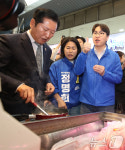 부산 북구 구포시장 상인과 만나는 정청래·하정우