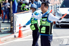 정청래 대표, 연천 구석기 축제장 앞에서 교통정리 현장 체험