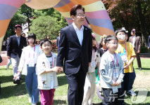 어린이 손 잡은 이재명 대통령