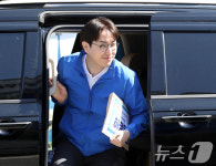 부산 북구선거관리위원회 들어서는 하정우 후보
