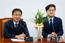 한병도 민주당 원내대표, 홍익표 청와대 정무수석 접견