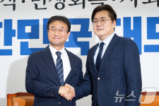 한병도 민주당 원내대표, 홍익표 청와대 정무수석 접견