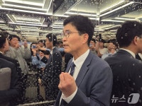 12시간 경찰 조사 받은 이원택 전북지사 후보 