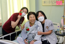 대구 곽병원, 카네이션과 함께 함박웃음