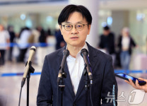 방미 일정 마치고 귀국해 취재진과 인터뷰하는 김정관 장관