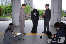 고개 숙여 인사하는 박상용 검사