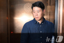 노조 조끼 벗은 최승호 위원장
