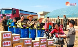 北, 은률군 철산농장 찾은 사회과학원 종업원들