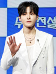 '무명전설 우승' 성리, 깜찍한 손인사