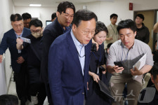 협상장 떠나는 여명구 사측 대표교섭위원