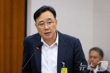 의원 질의 답하는 임춘근 서울시 도시기반시설본부장