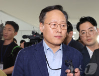 협상장 떠나는 여명구 사측 대표교섭위원