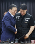 손 맞잡은 노사