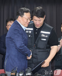 손 맞잡은 노사
