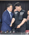 밝은 표정의 노사