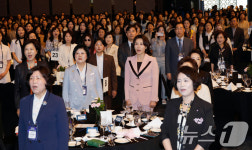 교가 제창하는 김혜경 여사