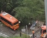 김천 경부고속도 추풍령휴게소서 소방버스가 나무 충돌…4명 경상