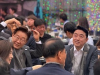 李대통령 익선동 깜짝 방문…아메리카노 주문하며 