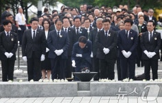 노무현 전 대통령 묘역 참배하는 김민석 총리