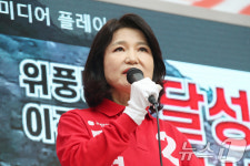 달성군 대실역에서 시민과 만나는 이진숙