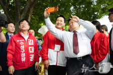 장동혁 대표, 대구 수성못 시민 인사