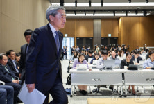 통화정책방향 기자간담회장 입장하는 신현송 총재