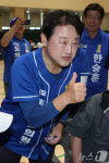 시민들과 인사 나누는 김용남