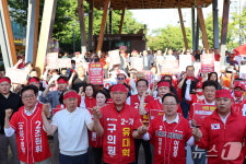 허태정 “야구장 3000석 증설”…이장우 “계룡스파텔 목숨걸고 지킬 것”