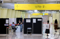 지하철역에서 투표하는 유권자들