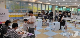 열심히 할 사람 뽑고 놀러 가자…아들딸 손잡고 한 표 행렬