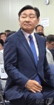 출구조사 결과 발표 보는 김관영 후보