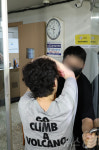 투표시간 지나 투표소 입장하는 유권자