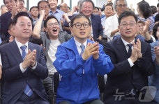출구조사 결과 보는 김상욱 울산시장 후보